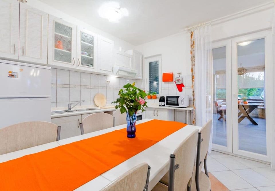 Apartment (A1) | Private kitchen | Fridge, microwave, oven, stovetop