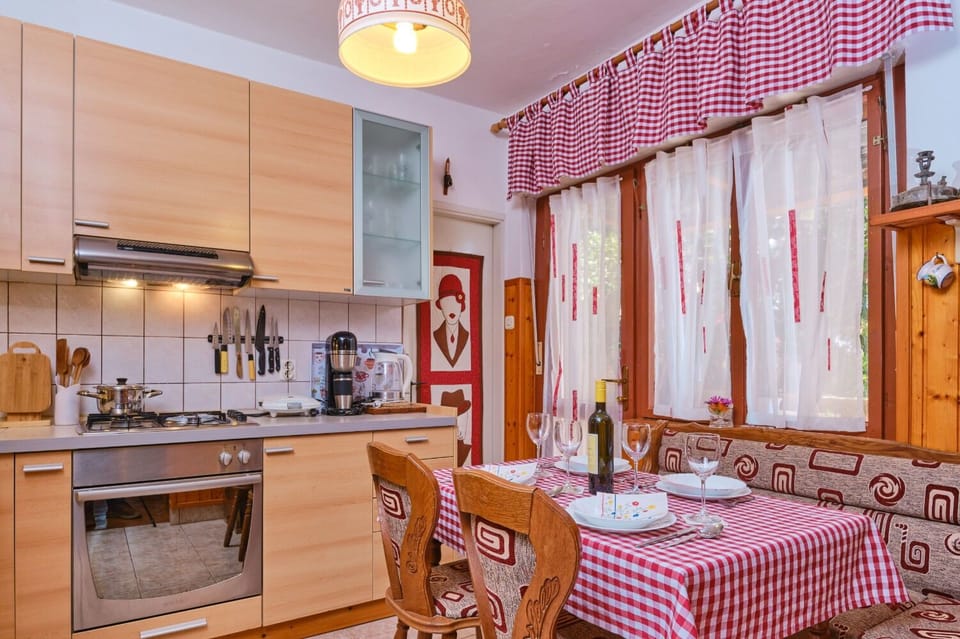 Apartment (A1) | Private kitchen | Fridge, oven, stovetop, espresso maker