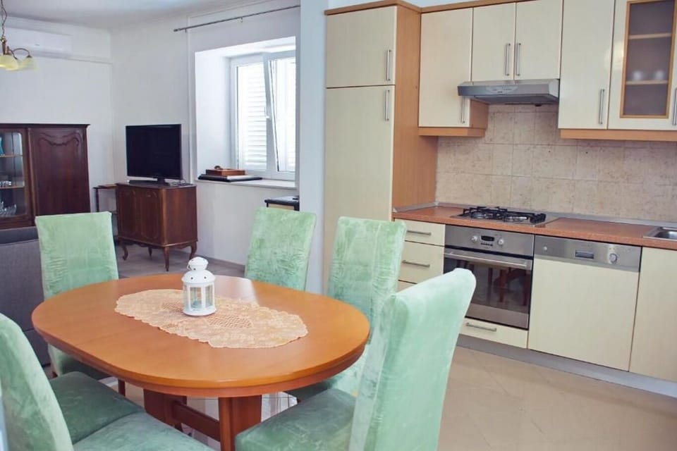 House | Private kitchen | Fridge, oven, stovetop, dishwasher