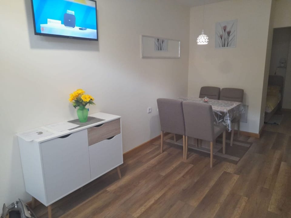 Studio (A1) | Dining