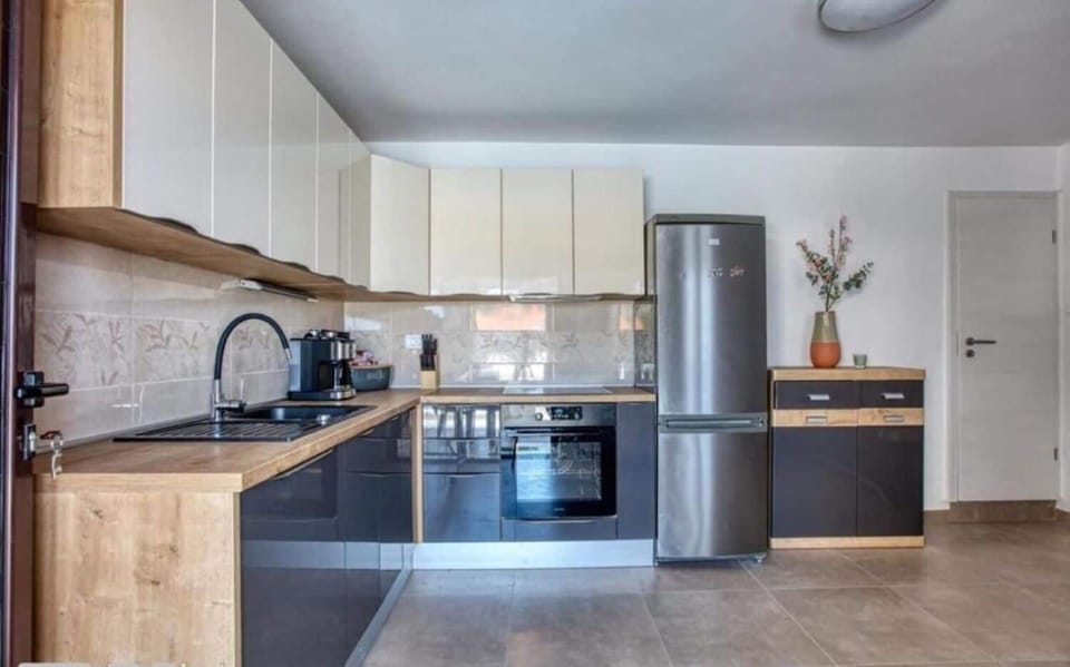 House | Private kitchen | Fridge, microwave, oven, stovetop