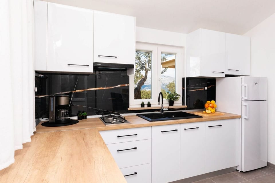 House | Private kitchen | Espresso maker, cookware/dishes/utensils