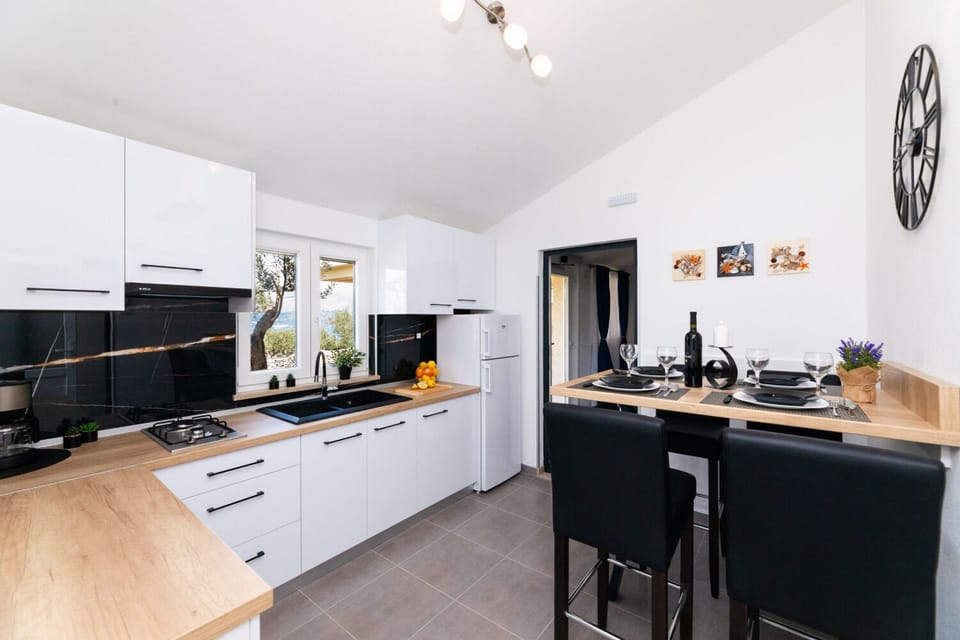 House | Private kitchen | Espresso maker, cookware/dishes/utensils