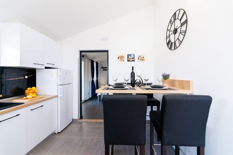 House | Private kitchen | Espresso maker, cookware/dishes/utensils