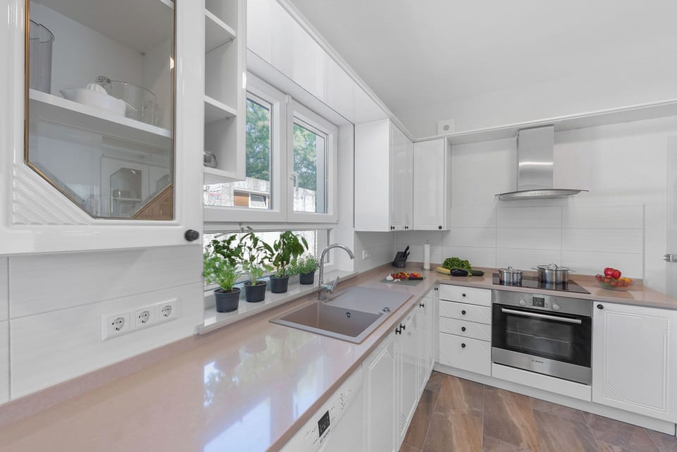 House | Private kitchen | Fridge, microwave, oven, stovetop