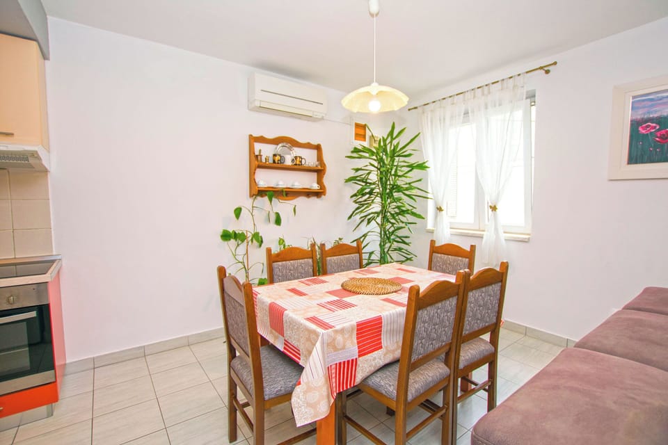 Apartment (A1) | Private kitchen | Fridge, microwave, oven, stovetop
