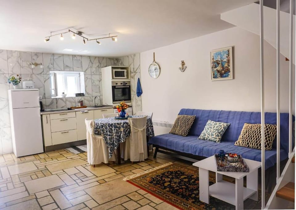 Apartment (A1) | Private kitchen | Fridge, microwave, oven, stovetop