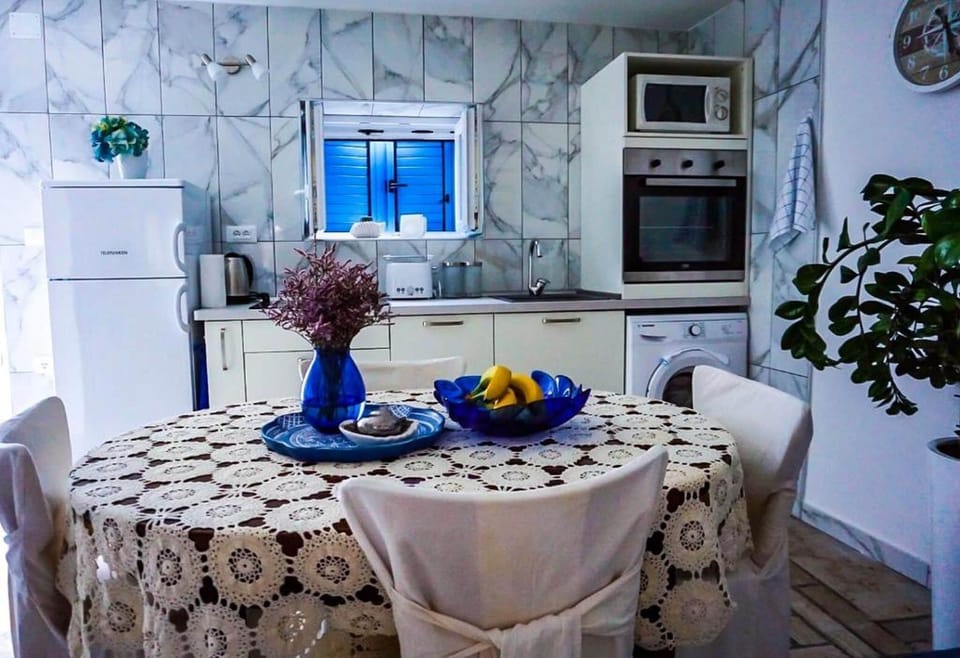 Apartment (A1) | Private kitchen | Fridge, microwave, oven, stovetop