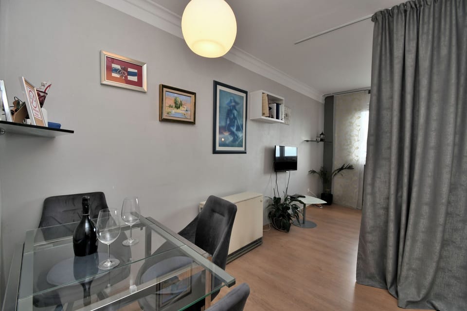 Studio (A1) | Dining