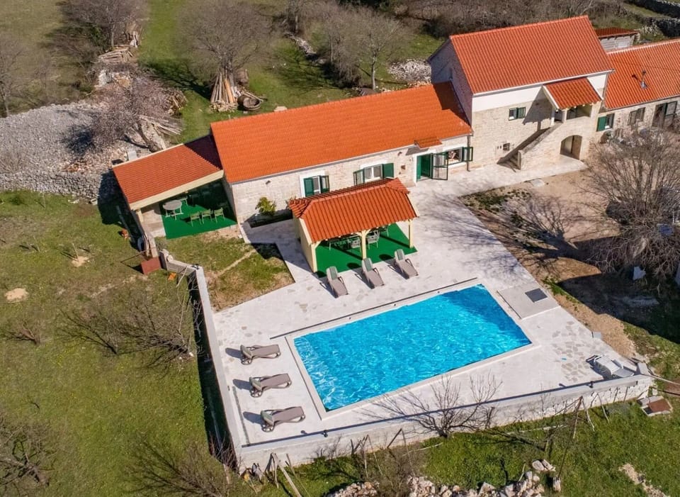 House | Outdoor pool