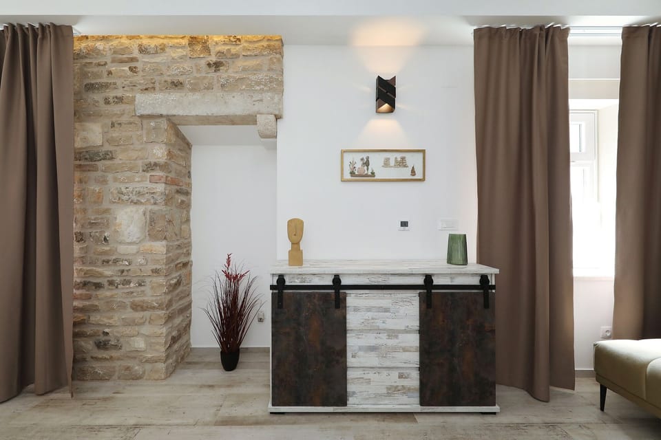 House | Interior entrance