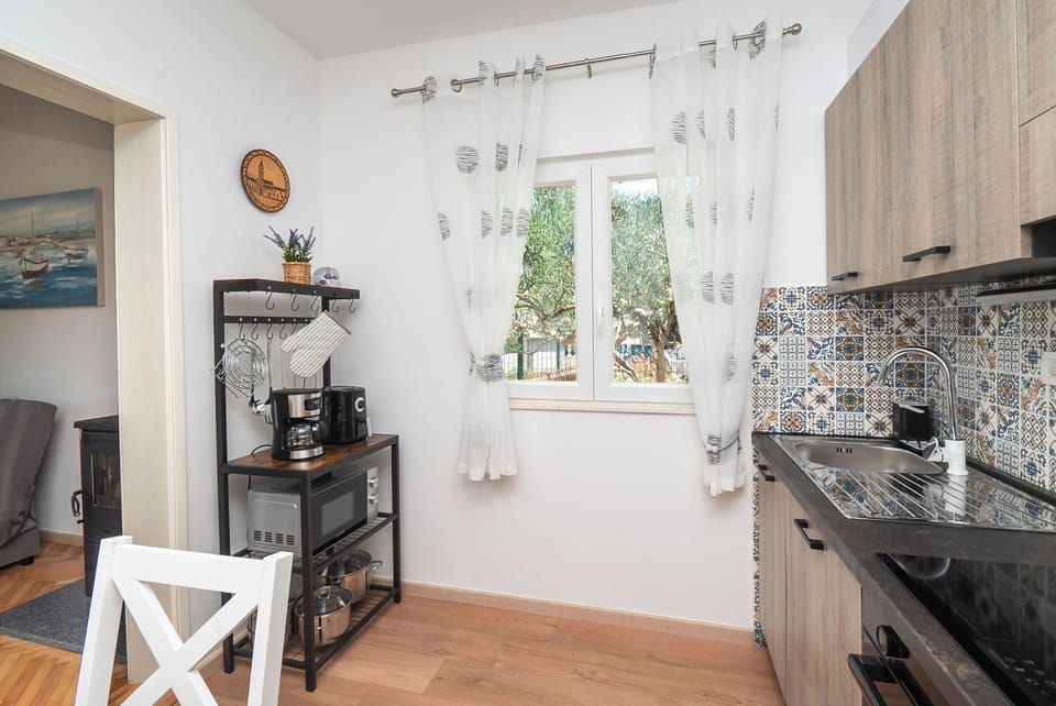 House | Private kitchen | Fridge, microwave, oven, stovetop