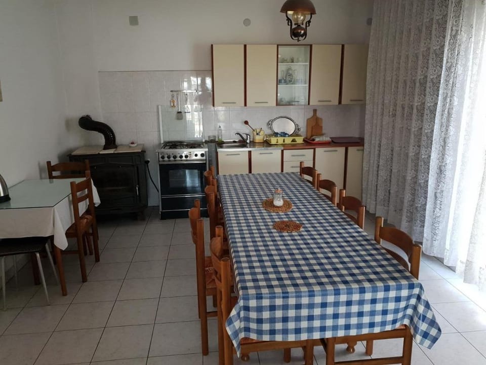 Apartment (A1) | Private kitchen | Fridge, oven, stovetop, dishwasher