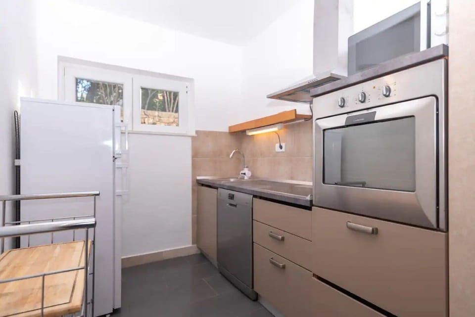 House | Private kitchen | Fridge, microwave, oven, stovetop