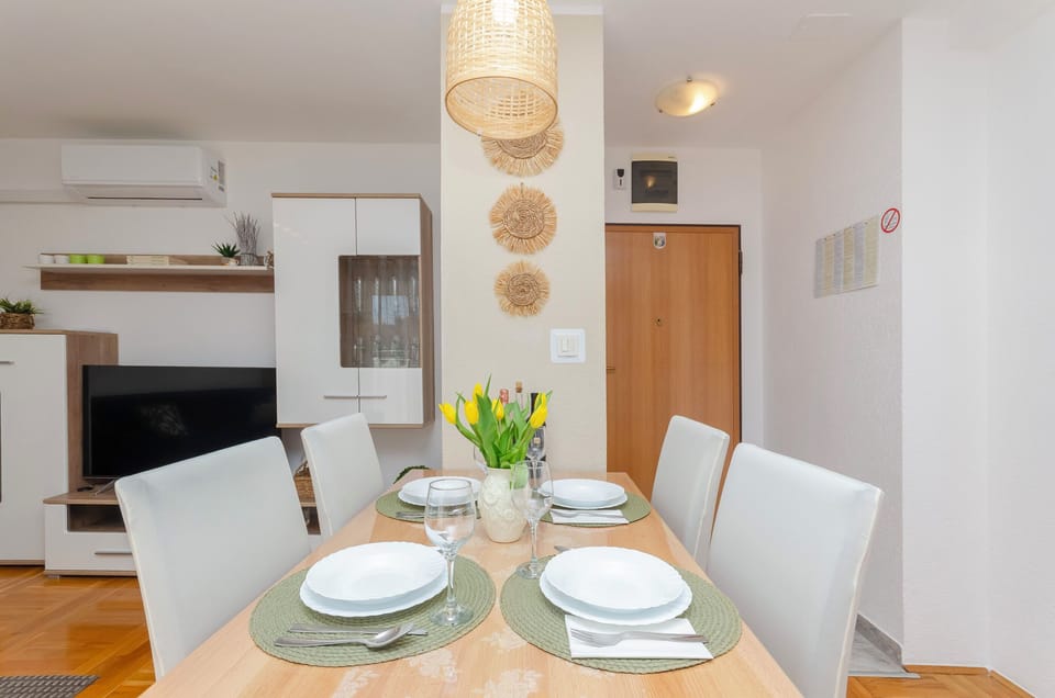 Apartment (A1) | Dining
