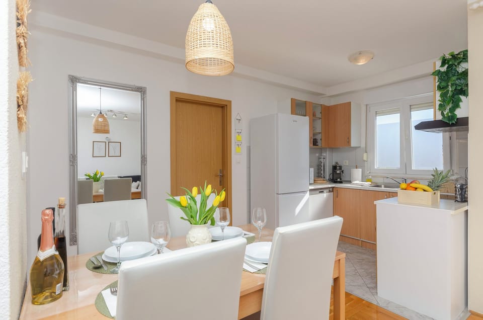 Apartment (A1) | Private kitchen | Fridge, microwave, oven, stovetop