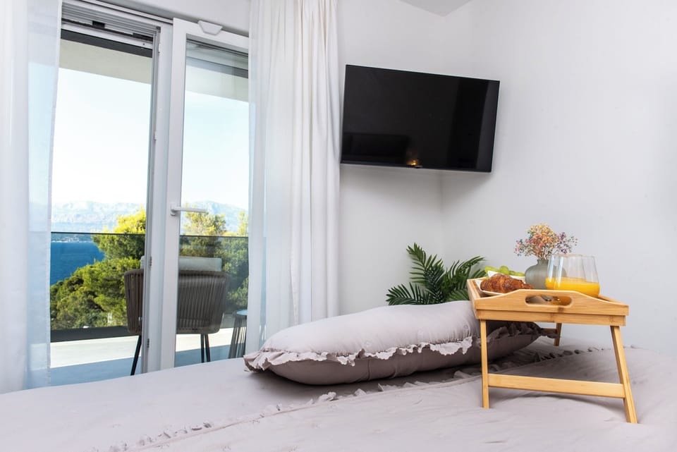 Apartment (A1) | In-room safe, iron/ironing board, cribs (free), WiFi (free)