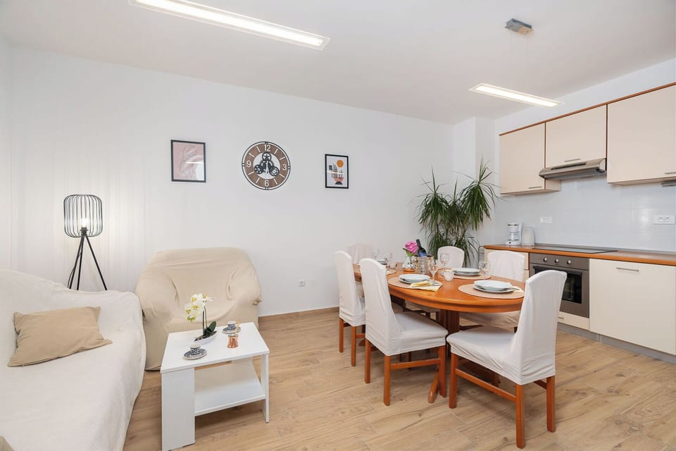House | Private kitchen | Fridge, microwave, oven, stovetop