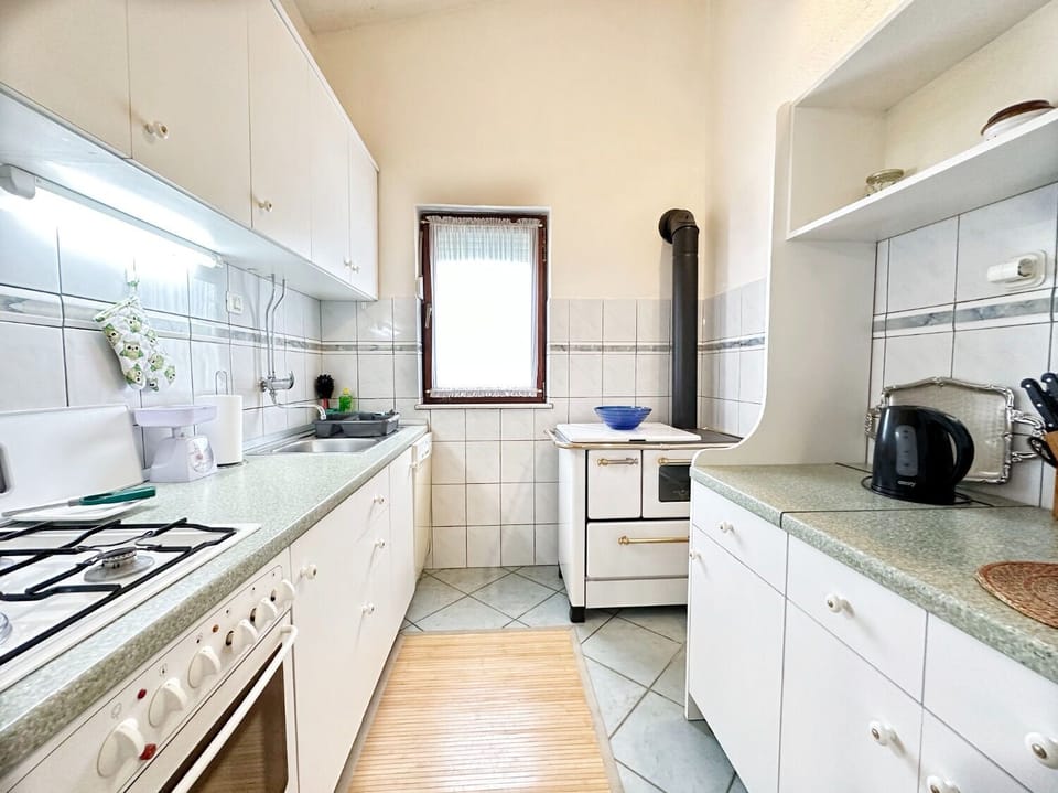 House | Private kitchen | Fridge, microwave, oven, stovetop