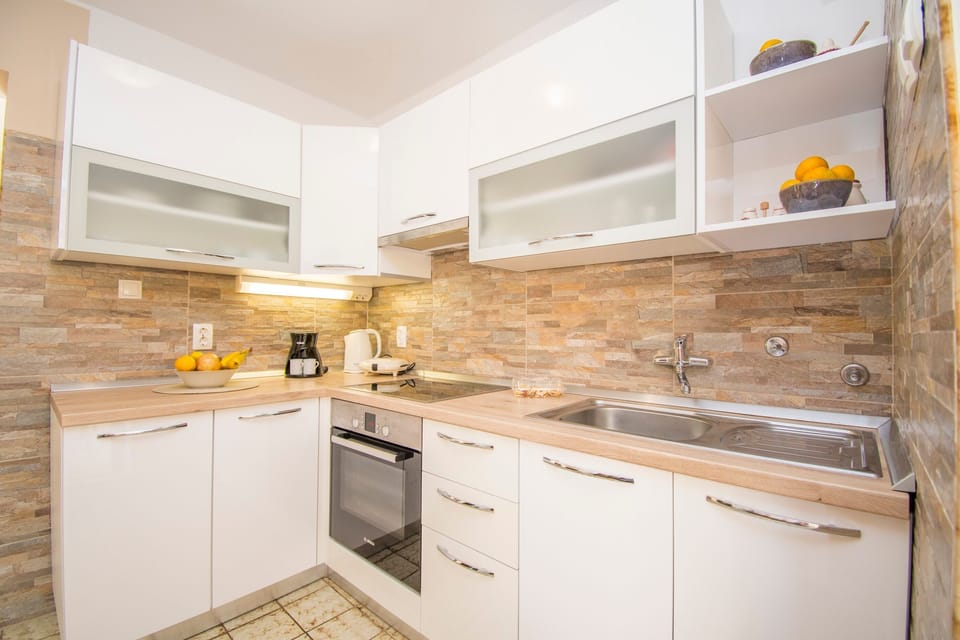 Apartment (A1) | Private kitchen | Fridge, microwave, oven, stovetop