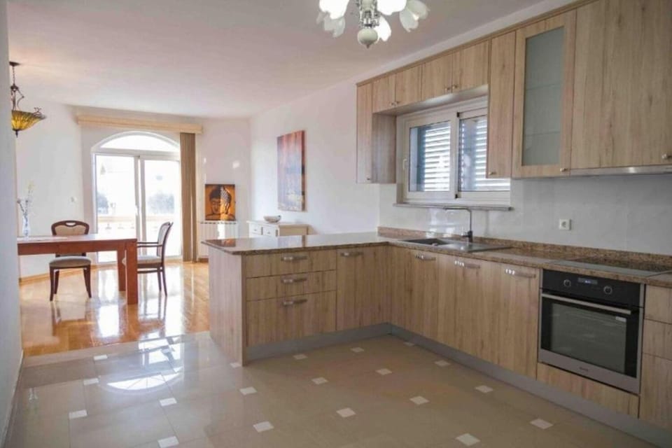 House | Private kitchen | Fridge, oven, stovetop, dishwasher