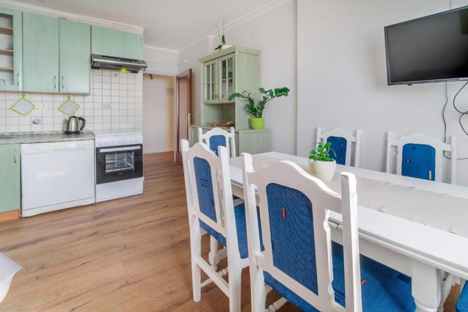 Apartment (A1) | Private kitchen | Fridge, microwave, oven, stovetop