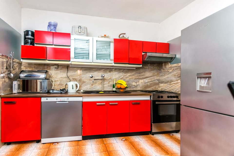 Apartment (A1) | Private kitchen | Fridge, microwave, oven, stovetop