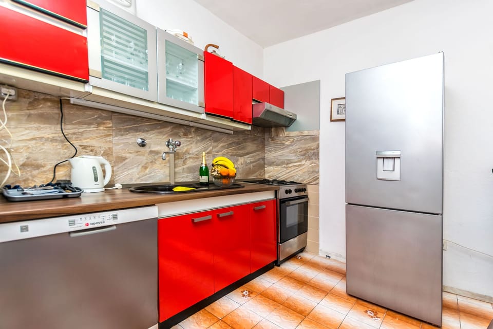 Apartment (A1) | Private kitchen | Fridge, microwave, oven, stovetop