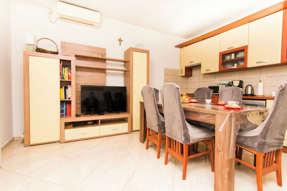 House | Private kitchen | Fridge, microwave, oven, stovetop