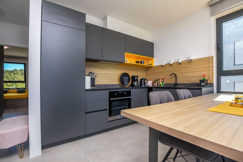 Apartment (A1) | Private kitchen | Fridge, microwave, oven, stovetop