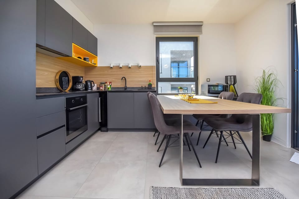 Apartment (A1) | Private kitchen | Fridge, microwave, oven, stovetop