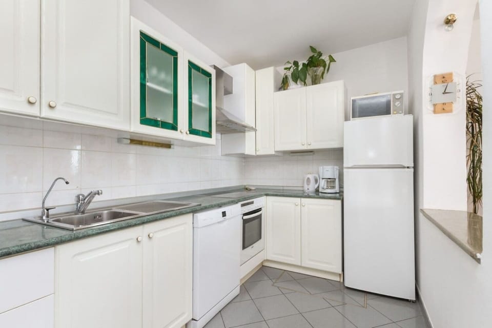 House | Private kitchen | Fridge, microwave, oven, stovetop