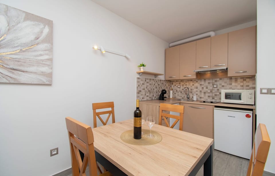 Apartment (A1) | Dining