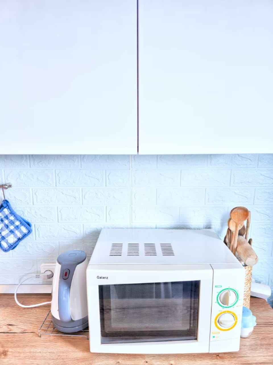 Apartment (A1) | Private kitchen | Fridge, microwave, oven, stovetop