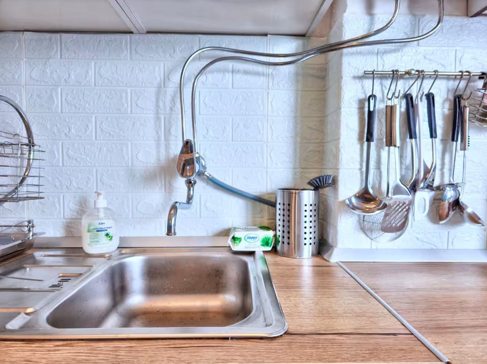 Apartment (A1) | Private kitchen | Fridge, microwave, oven, stovetop