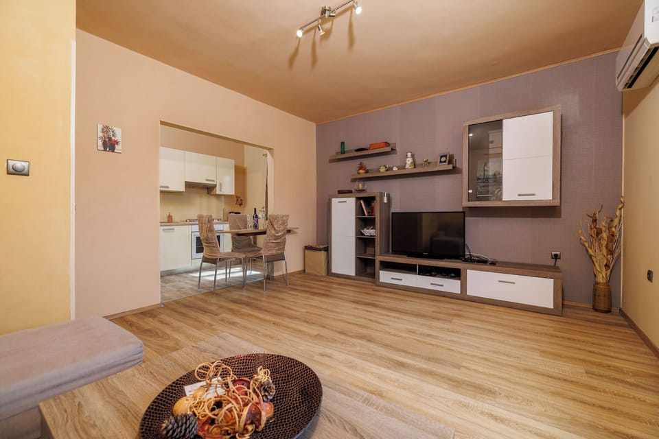 Apartment (A1) | Living room | Flat-screen TV