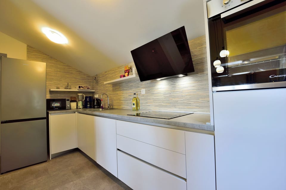 Apartment (A1) | Private kitchen | Fridge, microwave, oven, stovetop