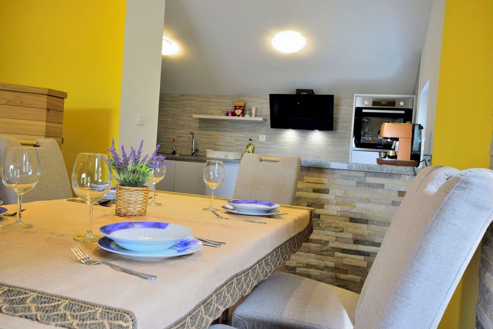 Apartment (A1) | Private kitchen | Fridge, microwave, oven, stovetop