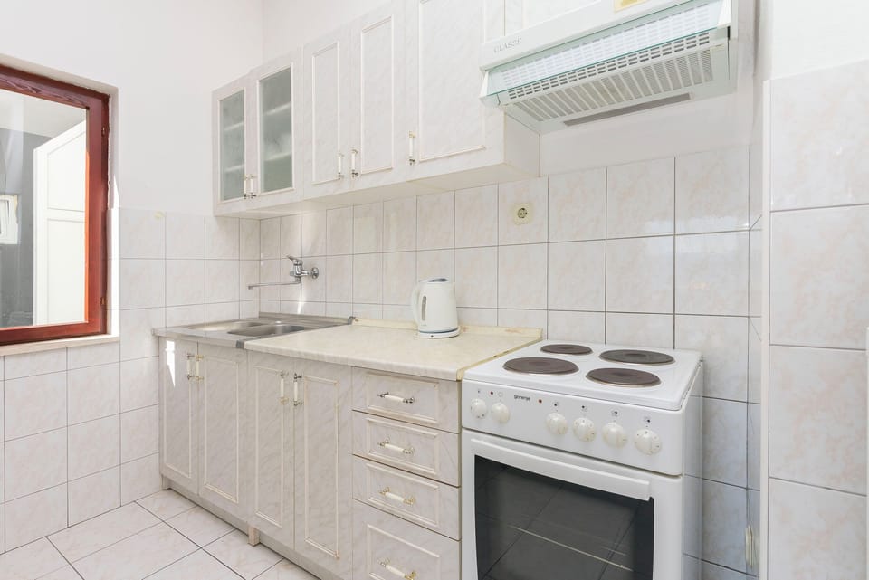 Apartment (A1) | Private kitchen | Fridge, microwave, oven, stovetop