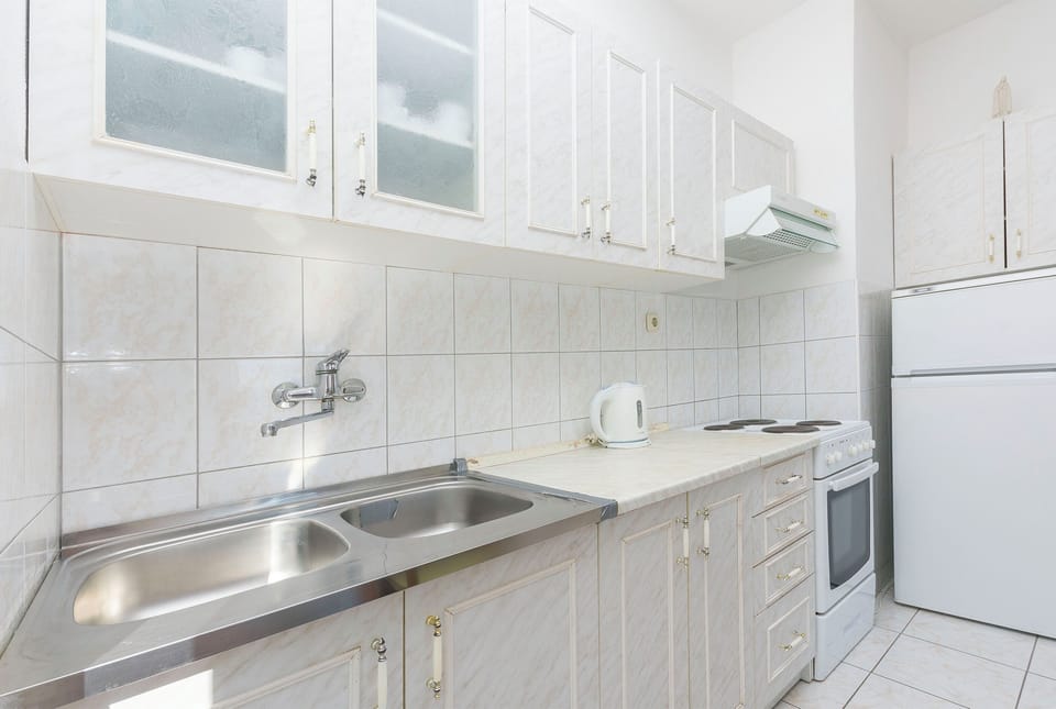 Apartment (A1) | Private kitchen | Fridge, microwave, oven, stovetop