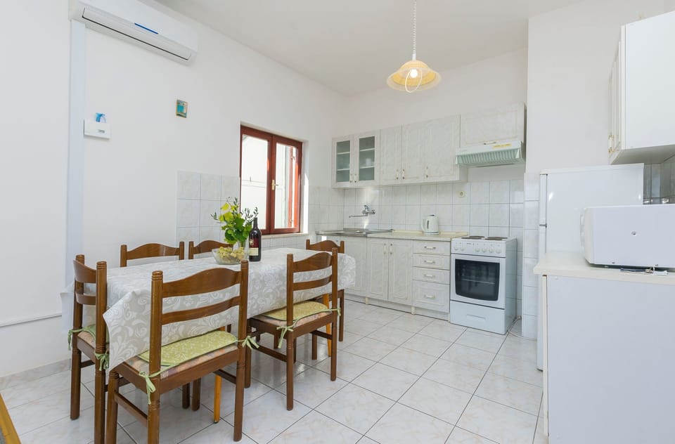 Apartment (A1) | Private kitchen | Fridge, microwave, oven, stovetop