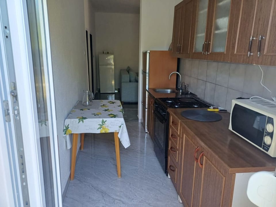 Apartment (A1) | Private kitchen | Fridge, microwave, oven, stovetop
