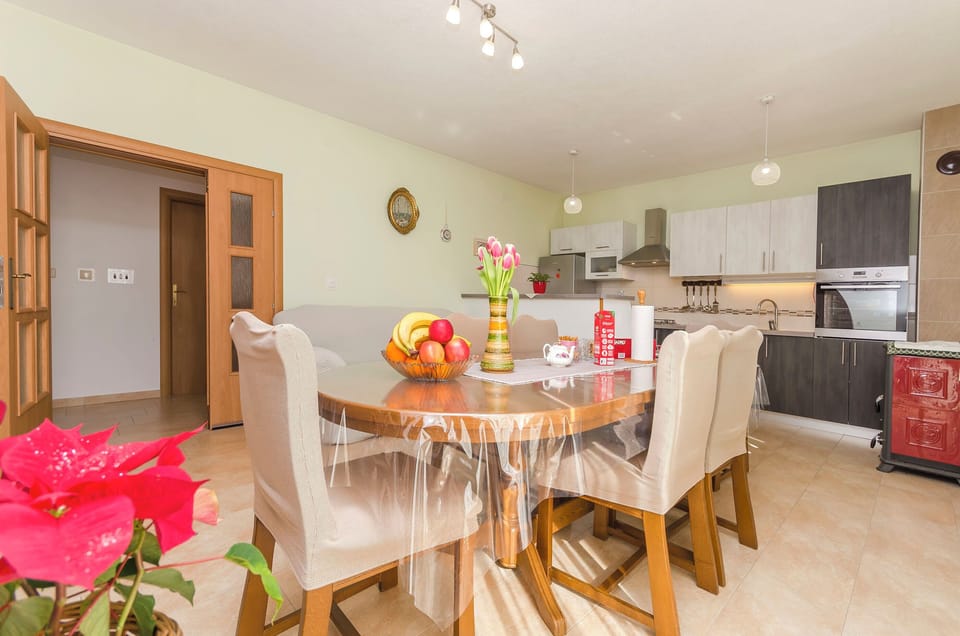 Apartment (A1) | Private kitchen | Fridge, oven, stovetop, dishwasher