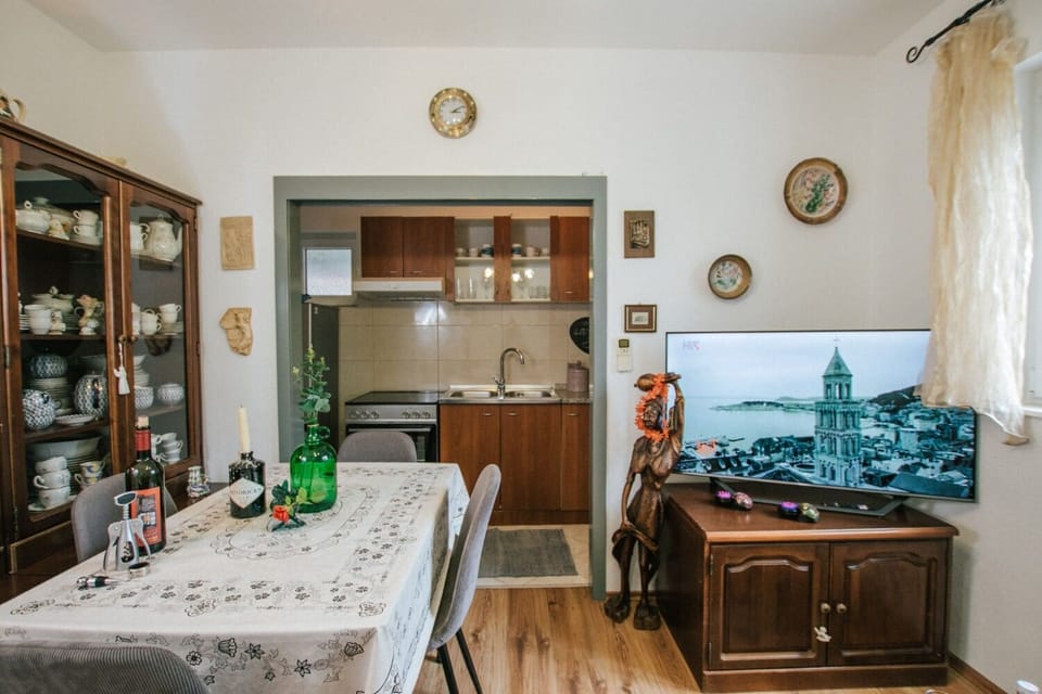 Apartment (A1) | Dining