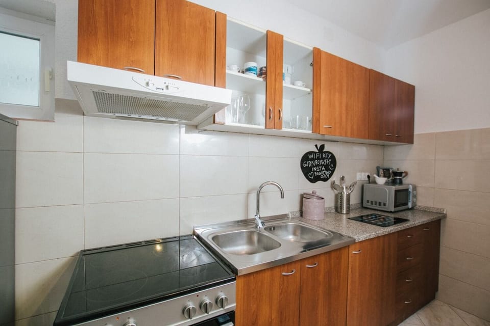 Apartment (A1) | Private kitchen | Fridge, microwave, oven, stovetop