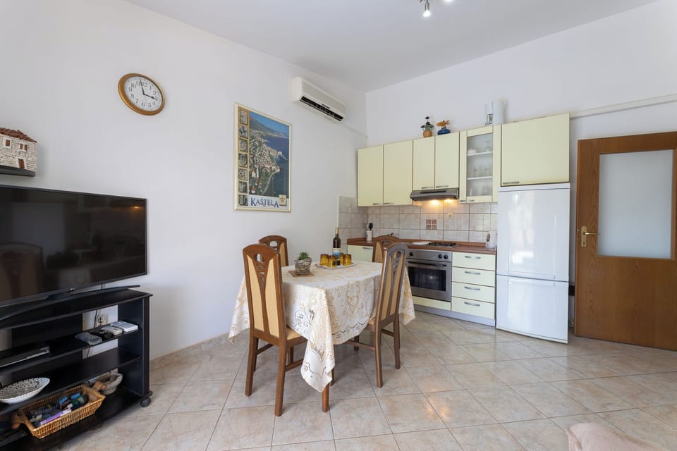 Apartment (A1) | Private kitchen | Fridge, microwave, oven, stovetop
