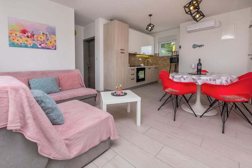 Apartment (A1) | Private kitchen | Fridge, microwave, oven, stovetop
