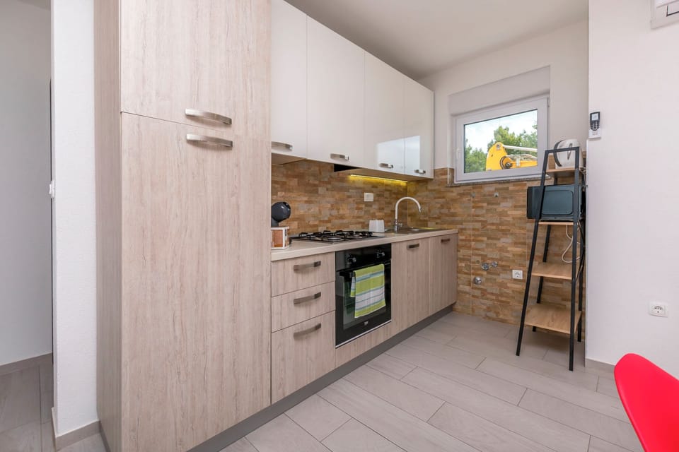 Apartment (A1) | Private kitchen | Fridge, microwave, oven, stovetop