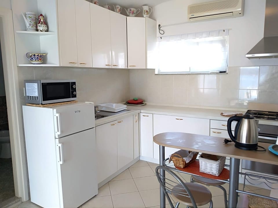Apartment (A1) | Private kitchen | Fridge, oven, stovetop, cookware/dishes/utensils