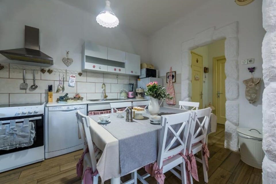 House | Private kitchen | Fridge, microwave, oven, stovetop